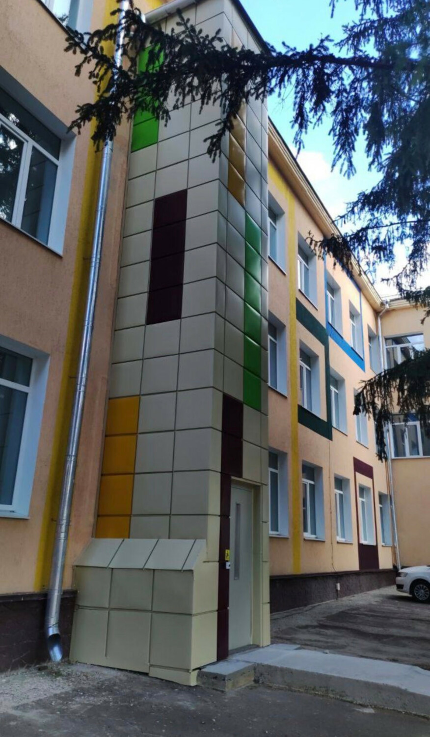 Зовнішня шахта підйомника ASPAR біля фасаду будівлі