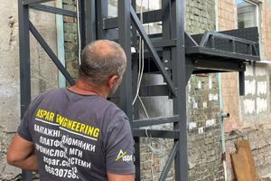 Обслуговування вантажного підйомника на складі: що організувати власнику фото