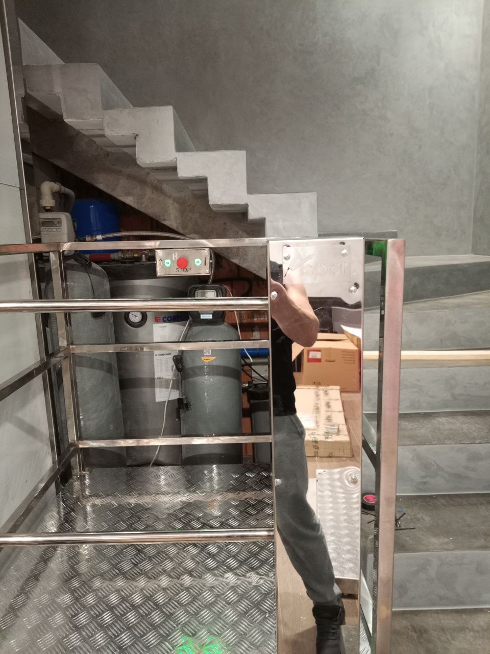 Hydraulic lift beside the rehabilitation centre staircase