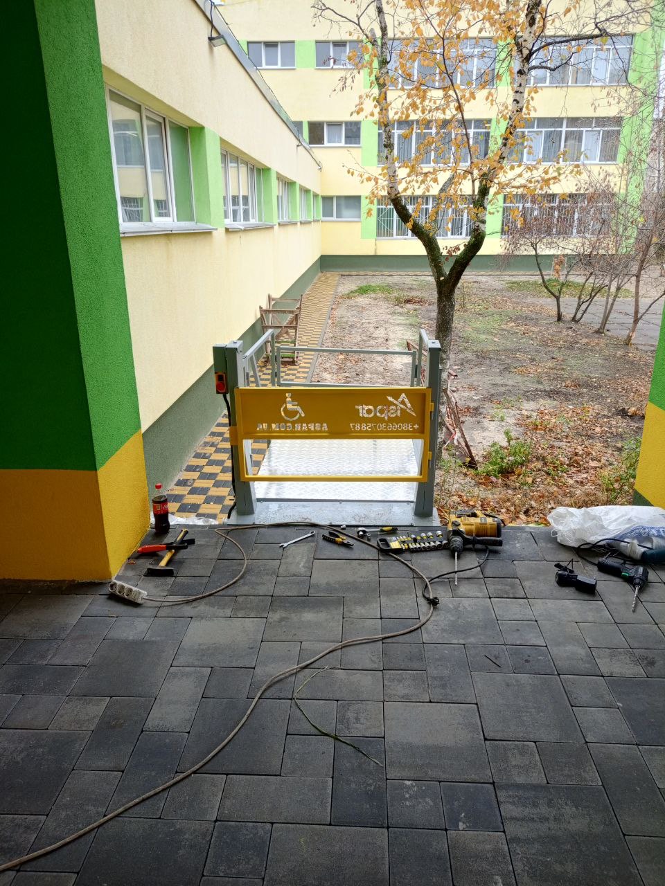 Верхня площадка вертикального тросового підйомника ASPAR у дитячому садку Києва
