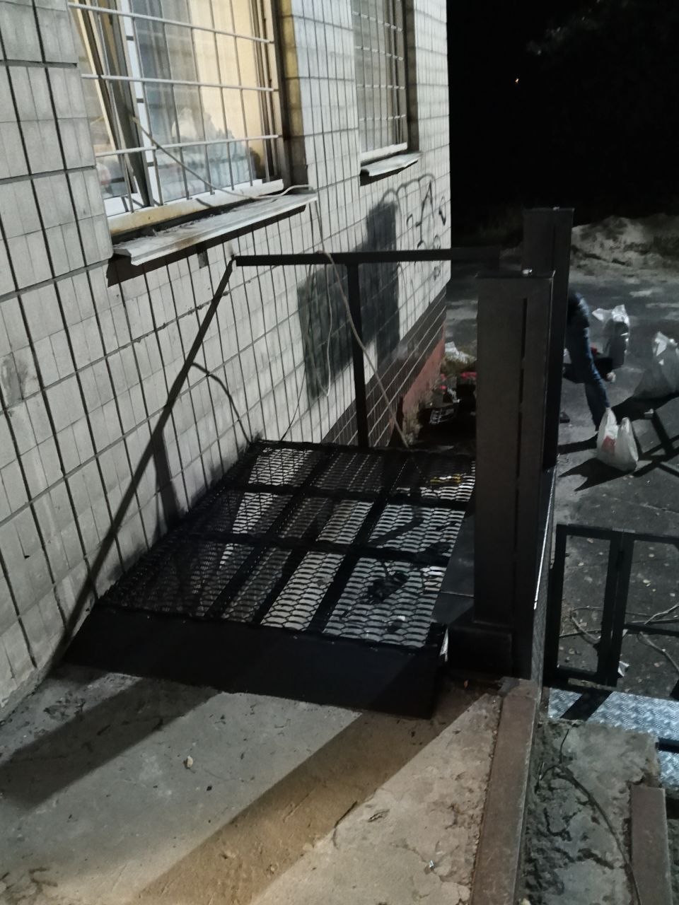 Transition platform beside the hospital wall, viewed from the upper level