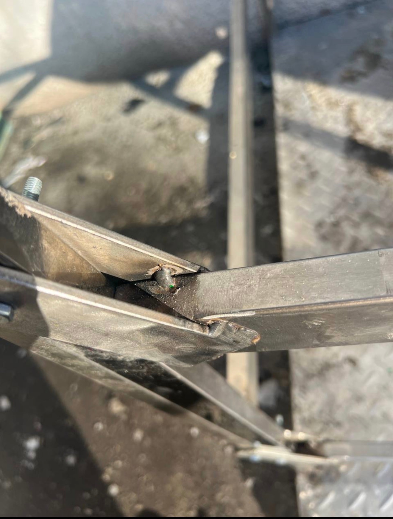 Напливи та зазори у вузлі стороннього підйомника