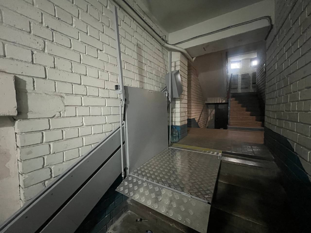 Похилий підйомник у під’їзді житлового будинку
